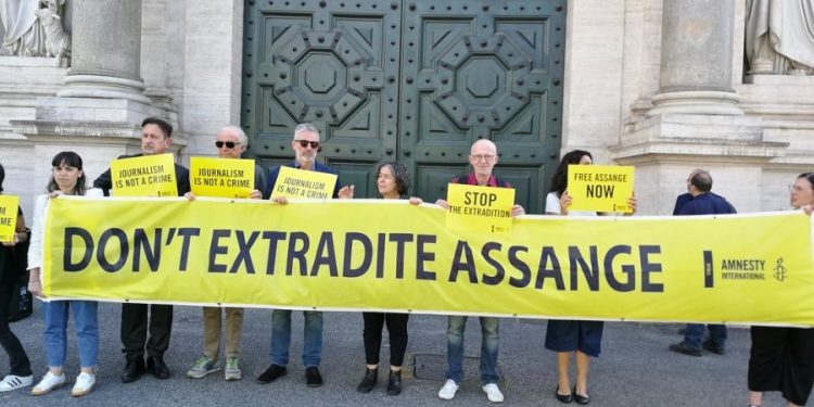 Assange, la Fnsi in piazza con Amnesty: «L’estradizione sarebbe una condanna per il diritto di cronaca»