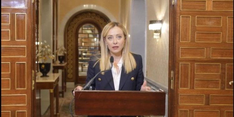 Meloni a Tunisi conferenza stampa senza giornalisti. Alg: le istituzioni rispettino il ruolo della stampa