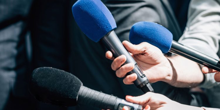 Fedez ironizza “sull’assedio dei giornalisti” sotto casa. Cronisti: Noi a lavoro per informare