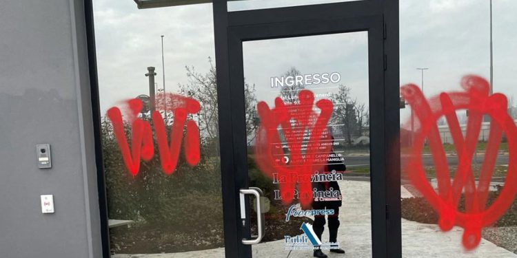 Altro attacco no vax all’informazione, oggi nel mirino La Provincia di Cremona. La Alg: Solidarietà ai colleghi