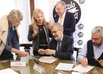 Raccolta firme contro il Jobs Act dopo la tavola rotonda nella sede della Lombarda