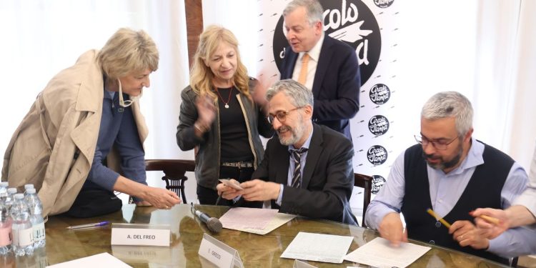 Raccolta firme contro il Jobs Act dopo la tavola rotonda nella sede della Lombarda