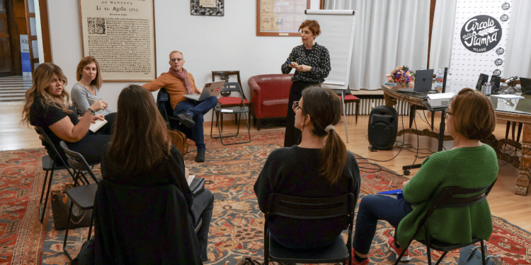 Betty Senatore con la classe di Public Speaking in ALG