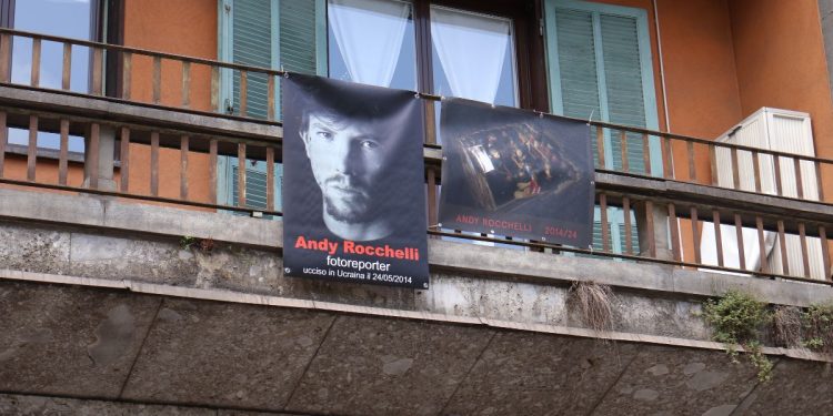 “10 anni senza Andy” per ricordare Andrea Rocchelli una sua foto all’esterno della ALG