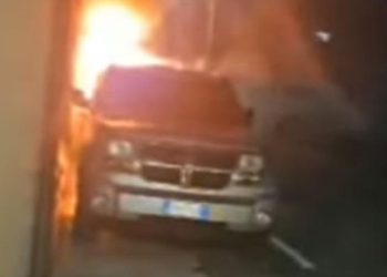 Merate: data alle fiamme auto di una giornalista. La solidarietà dell’ALG