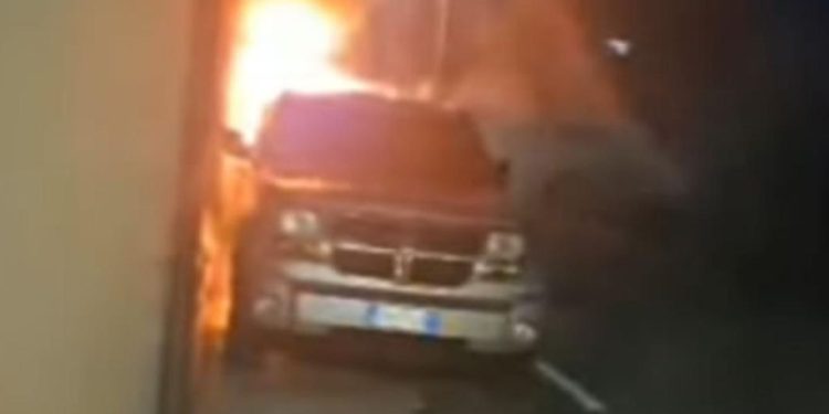 Merate: data alle fiamme auto di una giornalista. La solidarietà dell’ALG