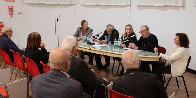 Gruppo pensionati riunito per approvare bilanci e valutare nuove iniziative