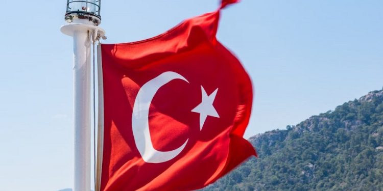 Turchia, giornalista arrestato davanti alle telecamere