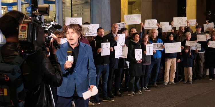 Presidio sotto la Rai di Milano con n solidarietà a Sigfrido Ranucci