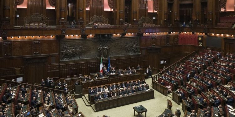 Legge di delegazione europea, ok della Camera al recepimento della Direttiva sulle querele temerarie. Fnsi: «Serve anche in Italia»
