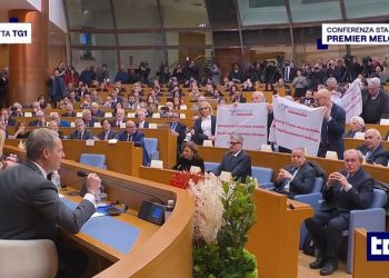Fnsi: «Giornalisti da 10 anni senza contratto, alla Fieg finanziamenti milionari». La protesta alla Camera