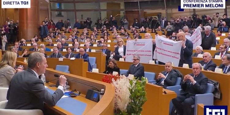 Fnsi: «Giornalisti da 10 anni senza contratto, alla Fieg finanziamenti milionari». La protesta alla Camera