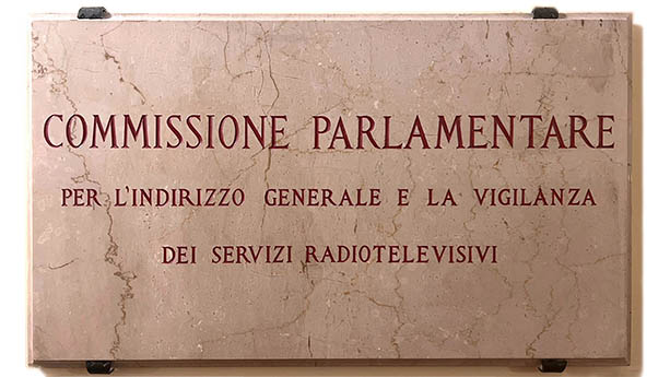 Da un anno la Rai è senza Presidente. Questo perché i partiti non hanno trovato un accordo su un nome che per legge deve avere i due terzi dei voti in Commissione di Vigilanza.