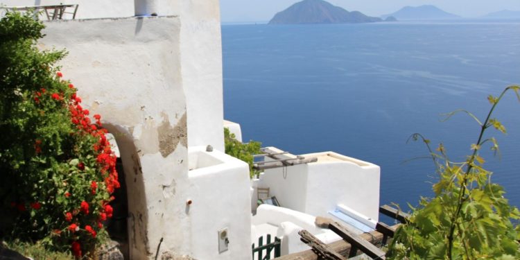 Eolie, non solo vulcani. Sette isole, un mito eterno, un’esperienza che resta