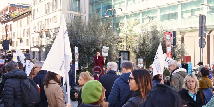 Sciopero nazionale dei giornalisti: numerosi colleghi sono intervenuti al presidio di Milano