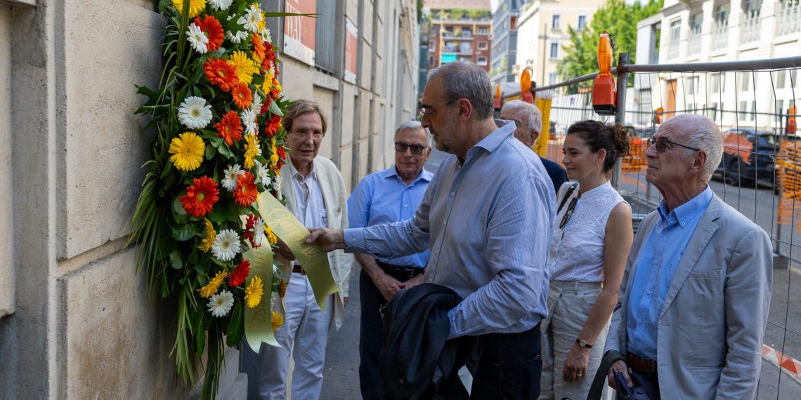 Deposta una corona di fiori nel luogo in cui fu ammazzato Walter Tobagi