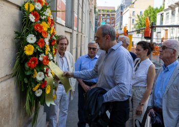 Deposta una corona di fiori nel luogo in cui fu ammazzato Walter Tobagi