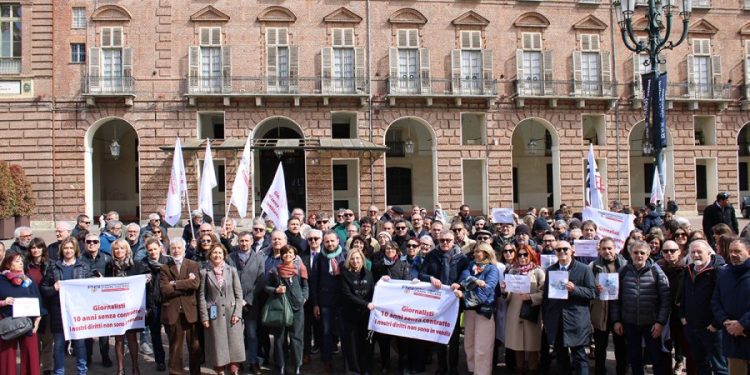 Torino, giornalisti in piazza per il contratto e l’equo compenso. Costante: «È in gioco il futuro dell’informazione»