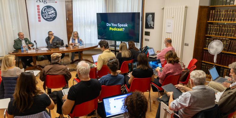Il corso di formazione “Come si realizza un podcast” riempie la sala dell’Associazione Lombarda Giornalisti